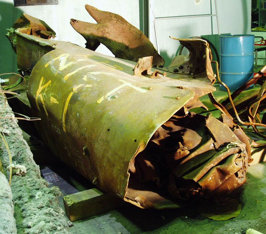 Figure 40. Close-up view of perimeter column assembly demonstrating coaxial spandrel deformation with smooth continuous curvature.
  <br>
  - Image by NIST